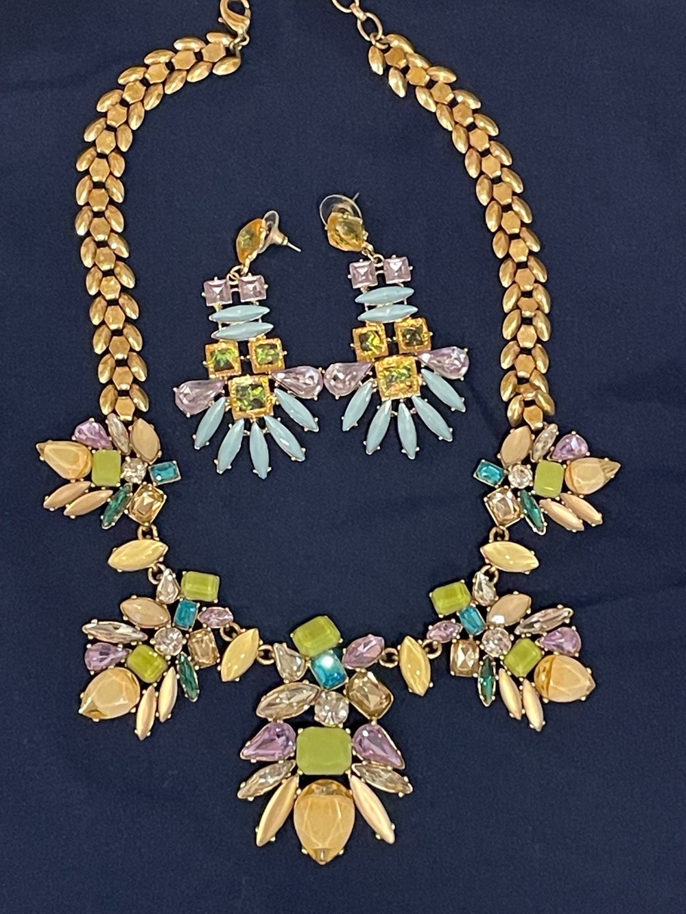 Gorgeous Stella & Dot Mae Trellis Statement necklace. Matching Earrings.